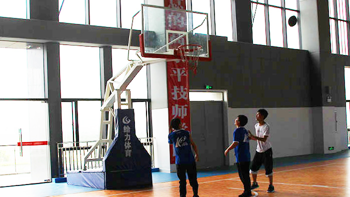 手動(dòng)液壓籃球架