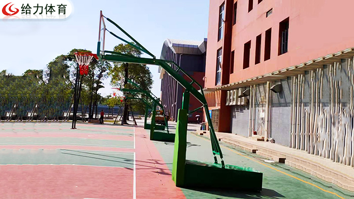 梧州籃球架廠家百忙之中抽空為蒙山縣定做兩套彩虹自然彎籃球架