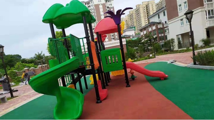 江門東方雅居小區安全地膠鋪設兒童滑梯安裝完畢