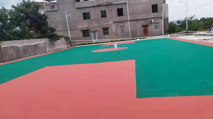 臺山市鎮衡村村委會放鞭炮喜迎丙烯酸球場鋪設籃球架進村